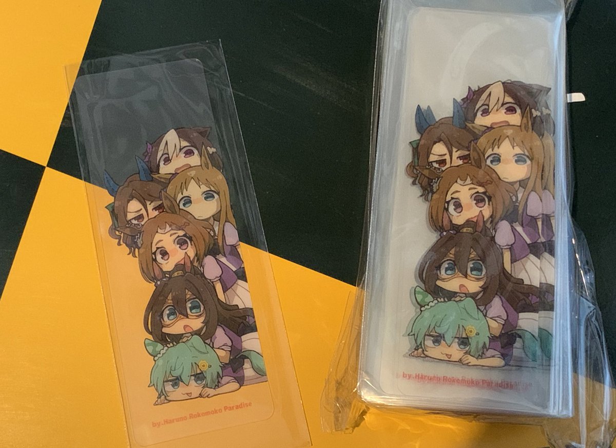 明日持ってくつもりのグッズどもがきたぞー!!しおりはイメージ通りの透明度で一安心!!ただ思ったよりペラくて怖い!!うちわはなんか迫力がすごい!!思った以上にしっかりしててちゃんとうちわ!!以上!! 