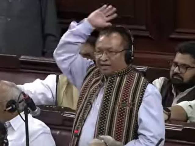 govindprataps12's tweet photo. NDA के सहयोगी सांसद के वेंलल्वना का राज्यसभा में माइक किया गया ऑफ..

अमित शाह द्वारा मणिपुर के आदिवासियों को  म्यांमार के लोग बताने पर भड़के थे सांसद, कहा- I’M INDIAN

अविश्वास प्रस्ताव पर मोदी सरकार के खिलाफ ख��़े हुए थे के. वेंलल्वना.

वेंलल्वना मिजोरम नेशनल फ्रंट से सांसद हैं. https://t.co/GxOc40BK90