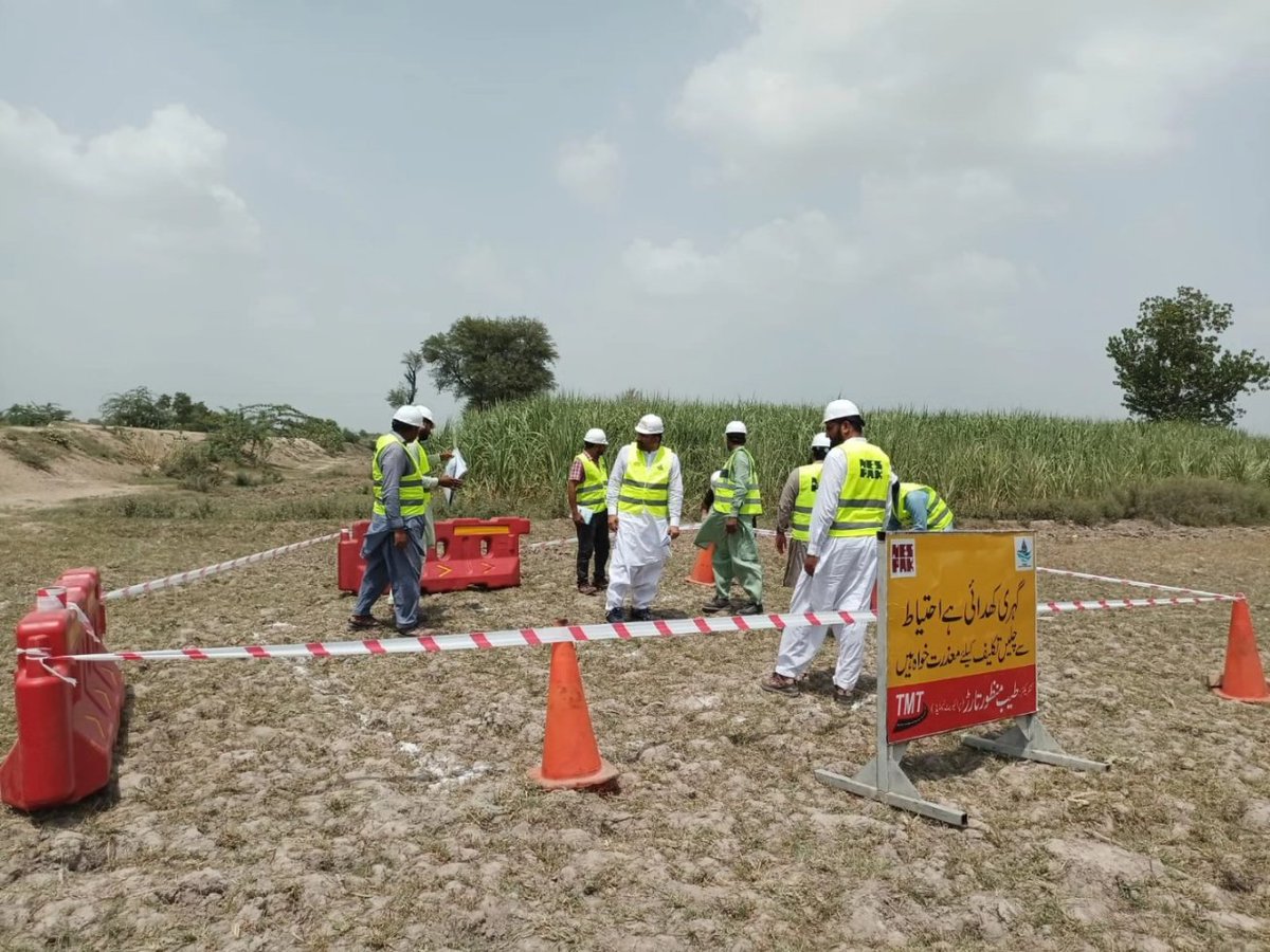 PRMSC_Official's tweet image. TO Bhowana team visiting the site along with the consultant and contractor, were able to finalize the layout of the tube well location at Chak 190. 

#PRMSC #lgcd #punjab #Bhowana #WorldBank #Pakistan