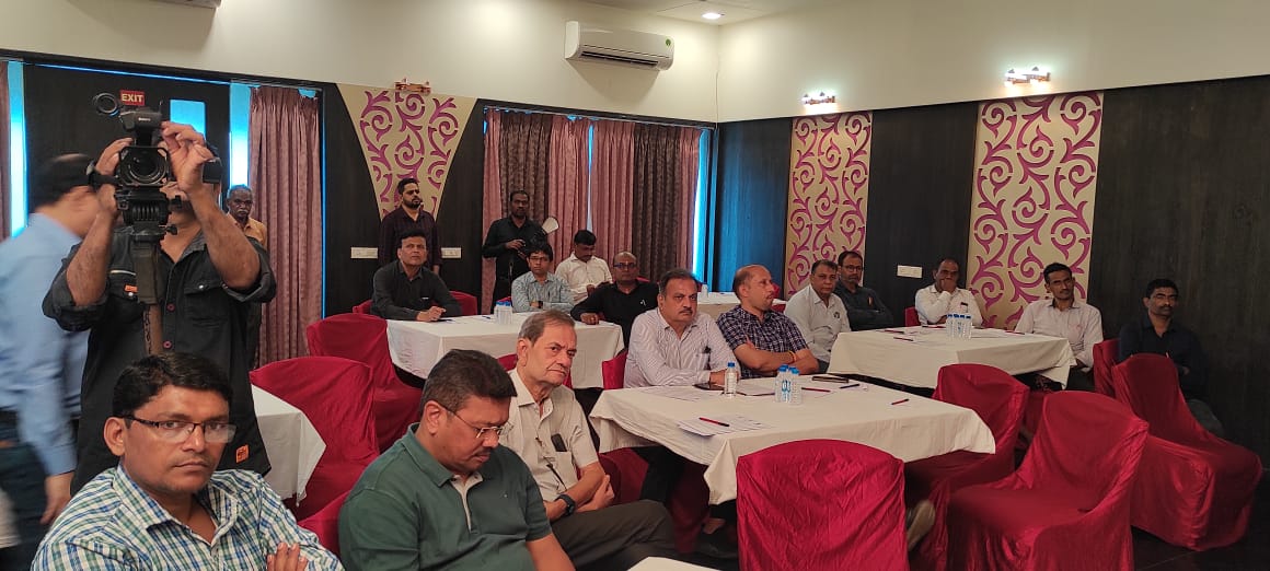 UNIDO_India's tweet image. Workshop on advanced technologies 4 waste water treatment in 🇮🇳Paper mills in #Vapi. Following technical presentations by @UNIDO &amp;amp; @CppriSaharanpur  on #membrane filtration and ClO2 treatment, participants visited pilot plant installed in the cluster with support from @DPIITGoI