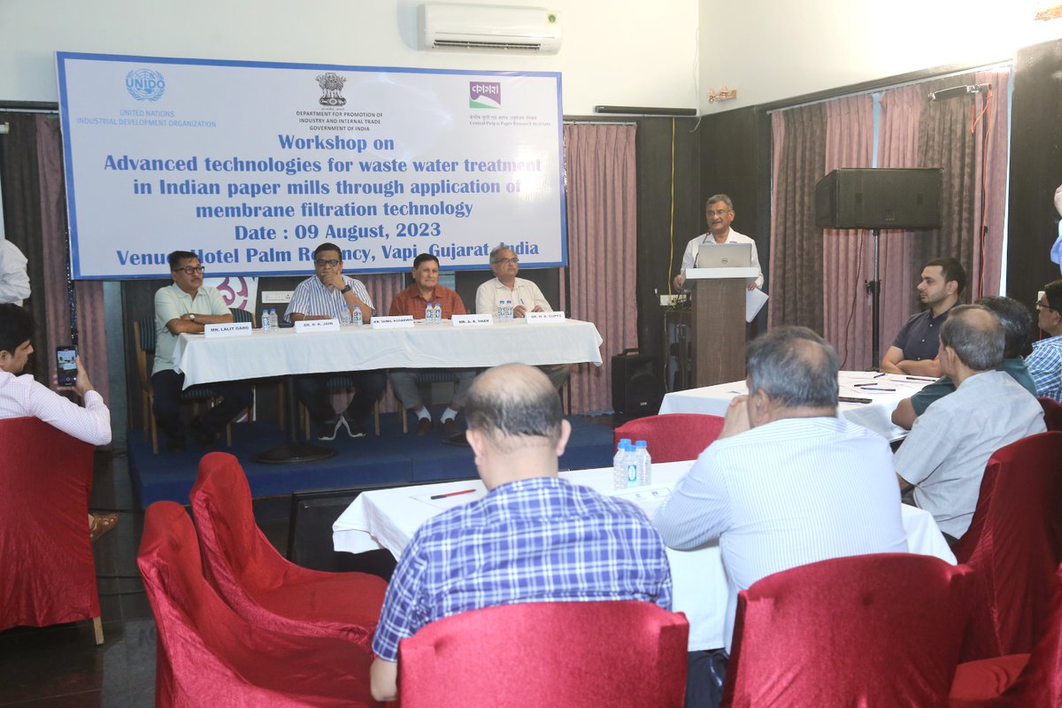 UNIDO_India's tweet image. Workshop on advanced technologies 4 waste water treatment in 🇮🇳Paper mills in #Vapi. Following technical presentations by @UNIDO &amp;amp; @CppriSaharanpur  on #membrane filtration and ClO2 treatment, participants visited pilot plant installed in the cluster with support from @DPIITGoI