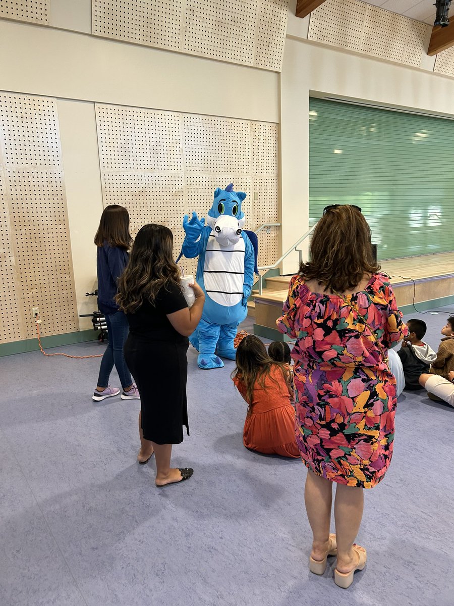 PaloAltoUnified's tweet photo. It’s a good day @ElCarmeloSchool when you spend time visiting with the Principal and meeting the Dragon mascot. Welcome back! #PAUSDPromise https://t.co/MBHdDUn1yt