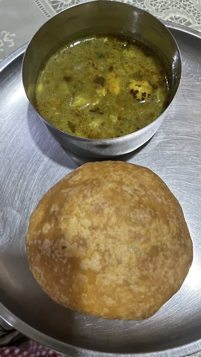 travellerPooja's tweet photo. The Breakfast of Braj kshetra……., bedami/kachori, aloo ki sabzi &amp; to balance all the spices afterwards sweet jalebi……..just can’t miss it….. #breakfast  #Foodies #foodsofindia #indianfood #foodphotography https://t.co/plKrRFI527