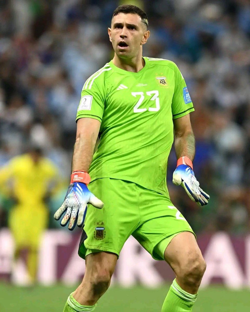 Konrad__FCB's tweet photo. Emiliano Martinez sur l’intérêt du Real Madrid : « Ils peuvent m’acheter sur FIFA » https://t.co/l0HMEfseJU