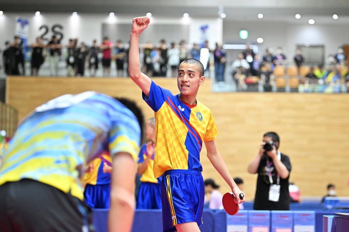 takurepo's tweet photo. #札幌インターハイ

▼男子学校対抗準決勝の結果
明豊（大分）　3-2　育英（兵庫）
○木塚　3-1　武智
　植木　1-3　谷本○
○木塚／岡田　3-0　高橋／谷本
　岡田　0-3　二井原○
○高橋　3-0　高橋

明豊が育英との接戦を制し、決勝進出。木塚が単複2点取りし、昨日の野田学園戦同様、ラストで高橋拓己が育英キャプテンの髙橋慶太をサービスから崩して勝利を決めました。
#卓球レポート #卓球 #卓レポ