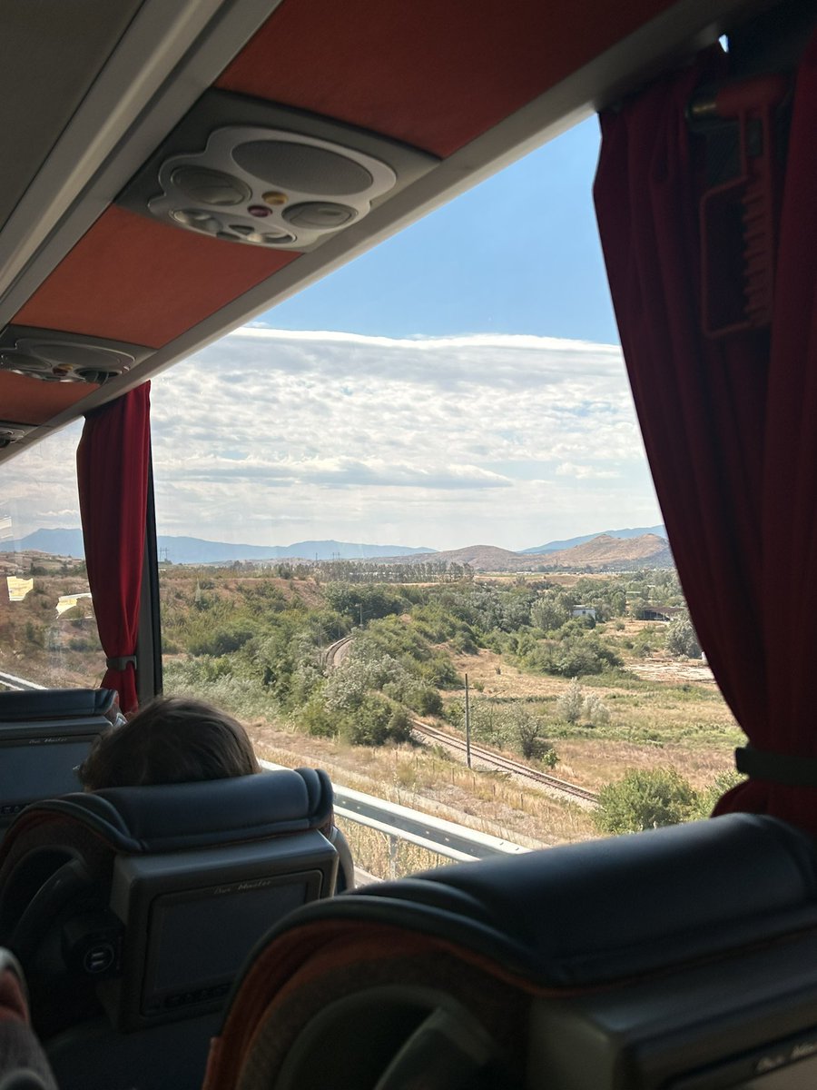 martin_speer's tweet photo. Etappe 5 - Mit dem Bus geht es von #Sofia hinüber nach #Thessaloniki. Eine 5-stündige Fahrt auf einer EU-subventionierten, recht neuen Autobahn, während parallel dazu die Gleise auf eine bessere Zukunft warten.  Internationale Züge fahren hier aktuell nicht mehr. #HellasExpress https://t.co/cWA6bx5xxR