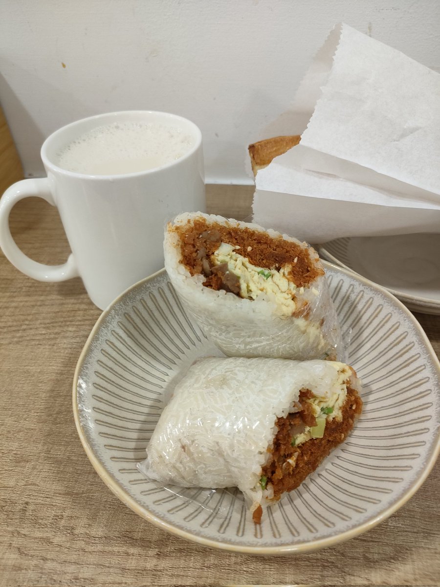 好文青的豆漿店🤤

#雷雨又來了
#飯糰吃不完
#愛上吃油條 https://t.co/mGtKVqfQTX