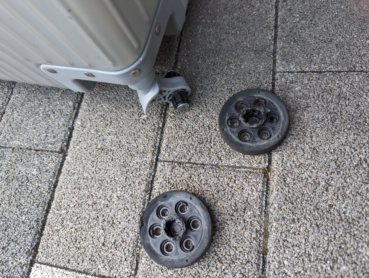mol_tanaka's tweet photo. 夏の暑さでトランクの車輪が大破💦
３点の車輪がこんな感じ https://t.co/Pc9z7SutgH