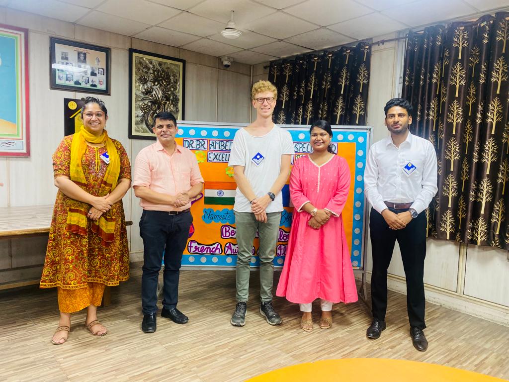 🎨🌿 Global Artist-Illustrator <a href="/BenjaminFlouw/">Benjamin Flouw</a> spreads artistic inspiration to #DBSE schools in Delhi! 🖌️

🌈✨ Exploring vibrant geometric shapes, textures, and patterns, Benjamin shared his nature-inspired designs with French language students at Delhi Board of School