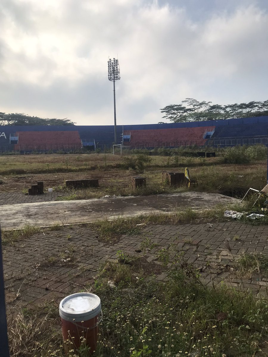crazylionzine's tweet photo. Berada di detik-detik akhir, titik nadir nasib Stadion Kanjuruhan yg tak pernah sekalipun dijadikan tempat rekonstruksi sejak malam 1 Oktober 2022. Dengan dalih renovasi, barang bukti terkuat akan segera hilang. Didukung oleh Pemerintah Kabupaten yang buta dan tuli akan keadilan. https://t.co/171IM29pju