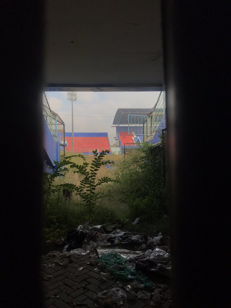 crazylionzine's tweet photo. Berada di detik-detik akhir, titik nadir nasib Stadion Kanjuruhan yg tak pernah sekalipun dijadikan tempat rekonstruksi sejak malam 1 Oktober 2022. Dengan dalih renovasi, barang bukti terkuat akan segera hilang. Didukung oleh Pemerintah Kabupaten yang buta dan tuli akan keadilan. https://t.co/171IM29pju