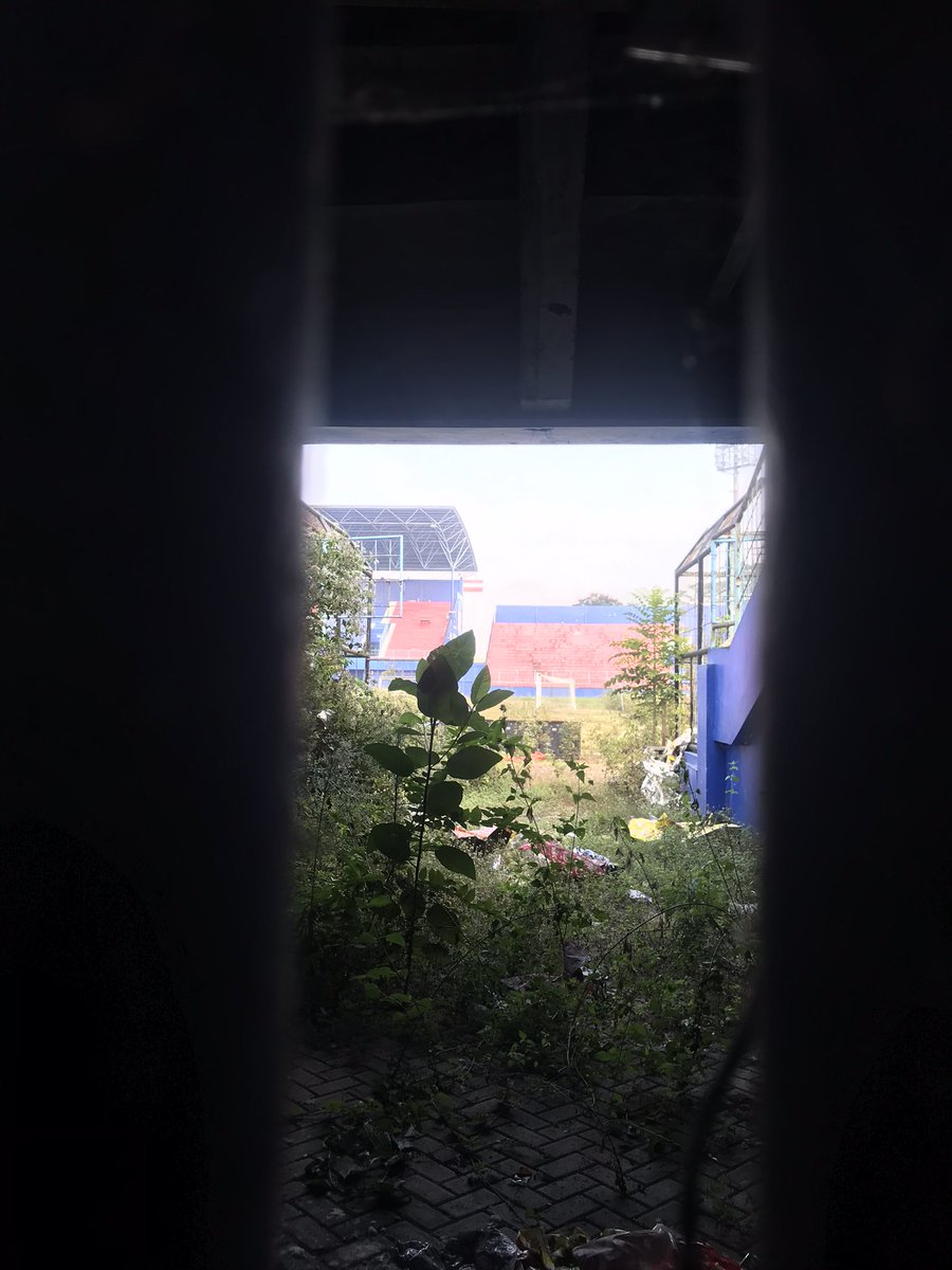 Berada di detik-detik akhir, titik nadir nasib Stadion Kanjuruhan yg tak pernah sekalipun dijadikan tempat rekonstruksi sejak malam 1 Oktober 2022. Dengan dalih renovasi, barang bukti terkuat akan segera hilang. Didukung oleh Pemerintah Kabupaten yang buta dan tuli akan keadilan.