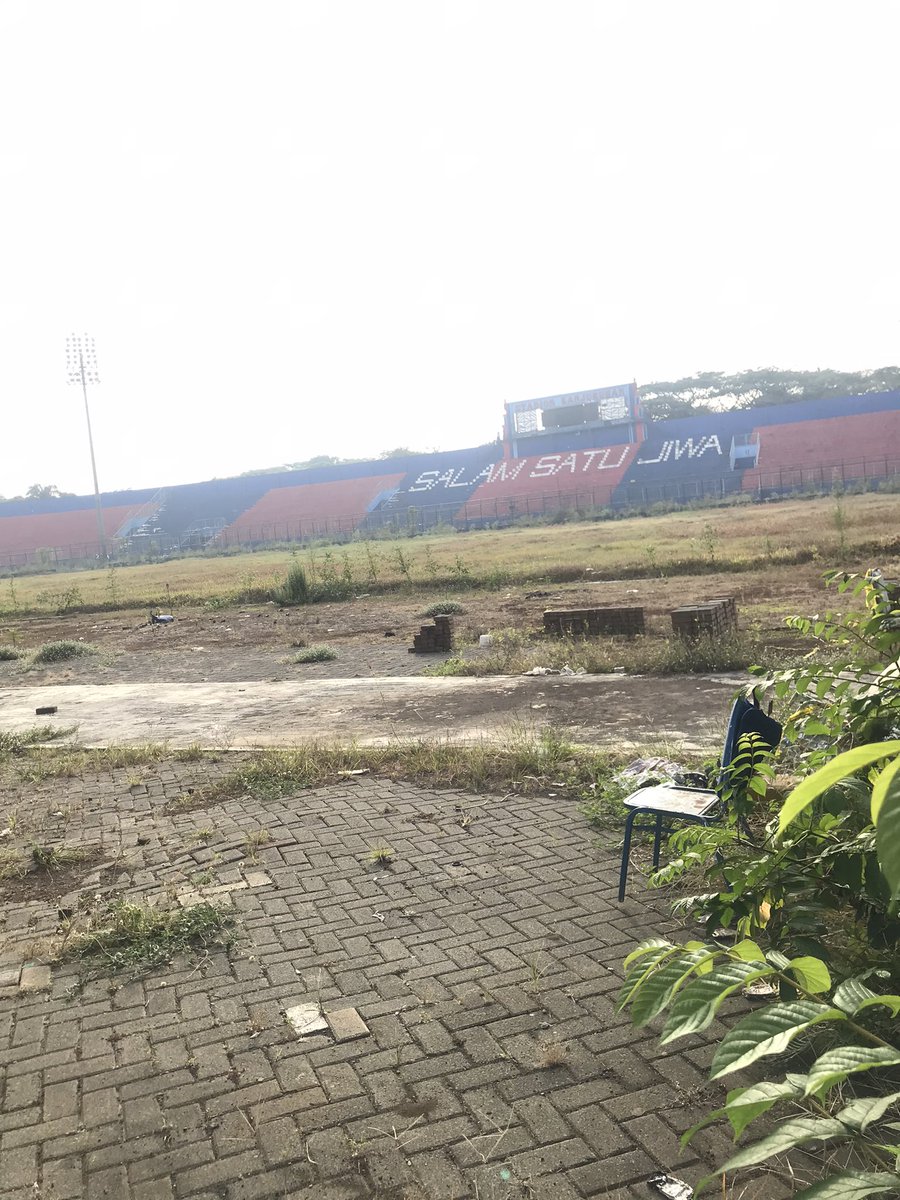crazylionzine's tweet photo. Berada di detik-detik akhir, titik nadir nasib Stadion Kanjuruhan yg tak pernah sekalipun dijadikan tempat rekonstruksi sejak malam 1 Oktober 2022. Dengan dalih renovasi, barang bukti terkuat akan segera hilang. Didukung oleh Pemerintah Kabupaten yang buta dan tuli akan keadilan. https://t.co/171IM29pju