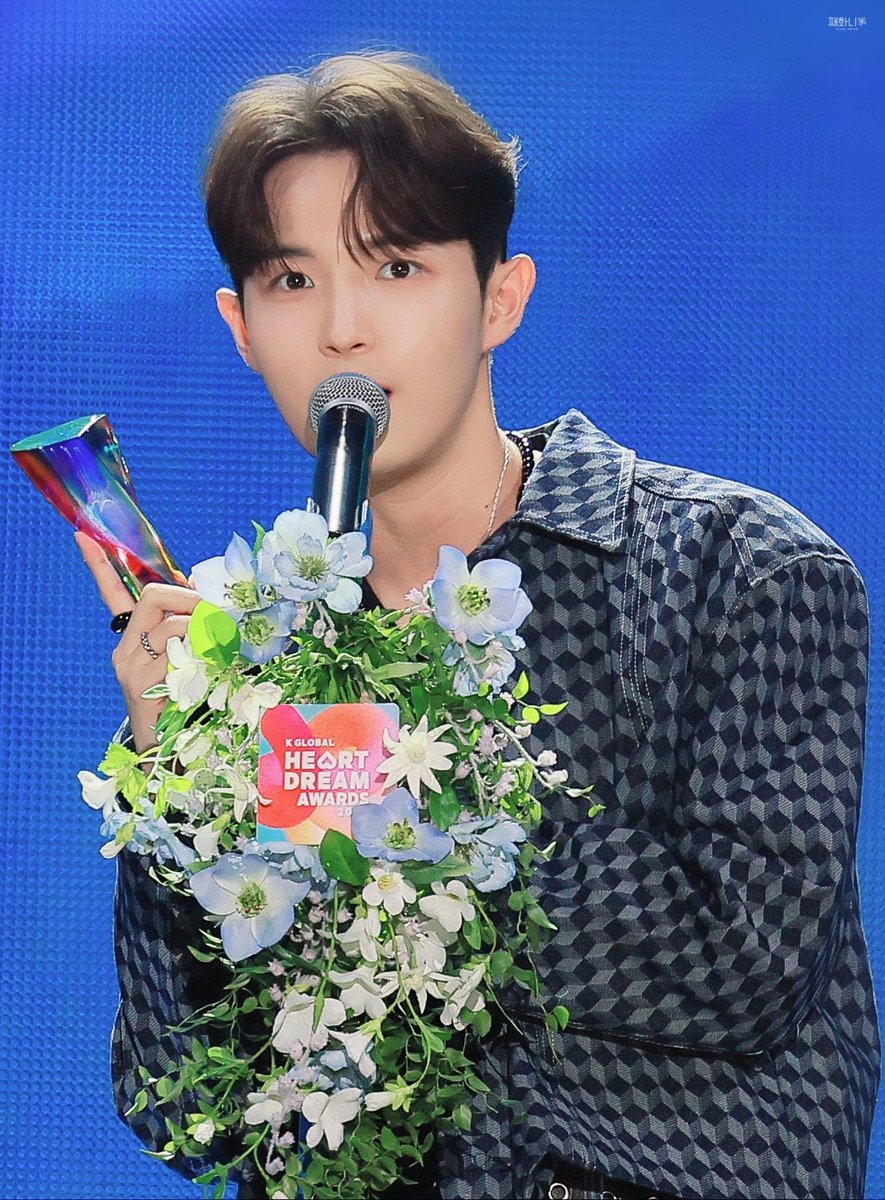 아기에서 오빠로.. 울 재환이 진짜 멋있게 잘 성장해쪄요🥹😍

2019                                     2023