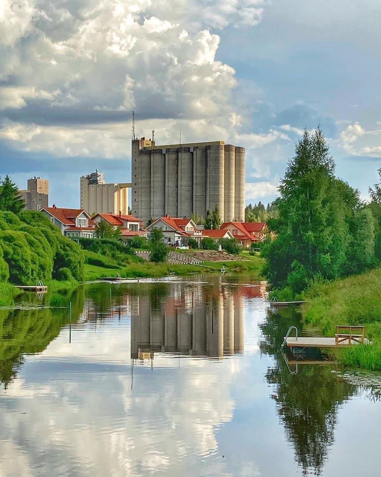 TiinaNaula's tweet photo. Viljasiilot ja Loimijoki Loimaalla. ☀️ #Loimijoki #siilot #Loimaa https://t.co/ARulvsQF1h