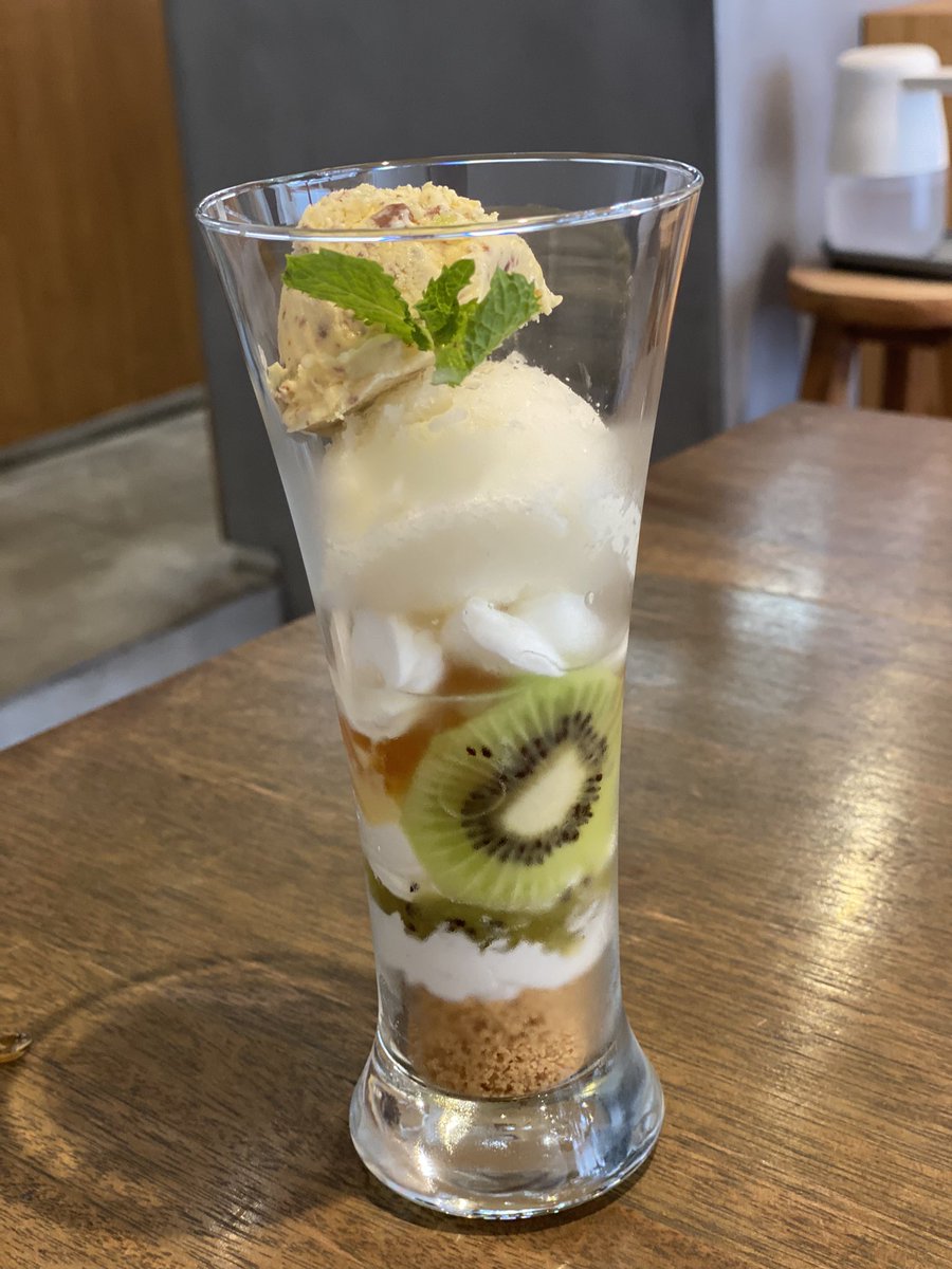 みんな大好き@merrygoland2023 mihoさんのパフェを食べてきました。
丁寧で繊細ながらメリハリの効いた味わいに、とにかくおいしいの一言でした…！量もちょうどいいいー！（気持ち的にはあと3本くらいいけそう😂）
また行きます🥰