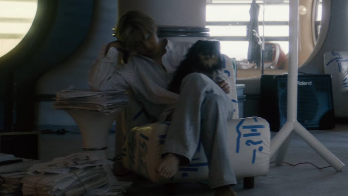 Shinemichm's tweet photo. — El MV de #RainyDays de #TAEHYUNG está en tonalidades de azul, amarillo y grises, los perros solo pueden ver las cosas en tonos de azul-violeta, amarillo y grises, y cuando ves el MV, se ve principalmente en esos colores... eso significa que estamos viendo esto desde el [+] https://t.co/eDNyNpzDJs