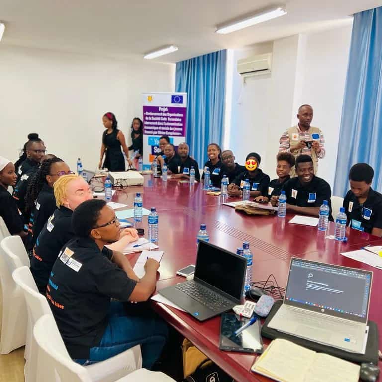 NkengurutseCyr2's tweet photo. Rencontre tête à tête  entre la délégation de l'union européenne et les jeunes nouvellement retenus par le projet de renforcement des #OSCBs  internvenant dans l'autonomisation socio-économique des jeunes executé par le consortium #BSF, #StreetChild et #SAD https://t.co/dZNE1YJssw