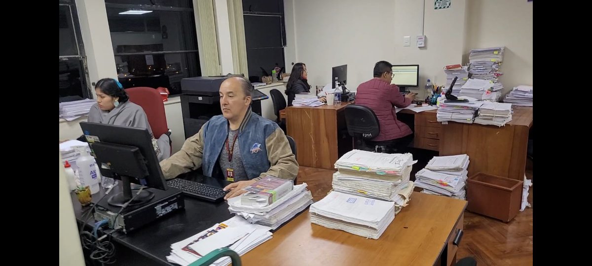 CSJdeLima's tweet photo. #CSJL
#MaratónJudicial2023
LA CSJL inició la Jornada Judicial Extraordinaria; jueces, juezas, y personal judicial y administrativo de todas nuestras sedes laborarán 24 horas, de manera ininterrumpida, madrugada, día y noche para disminuir la carga procesal. https://t.co/85tsMM4gA5