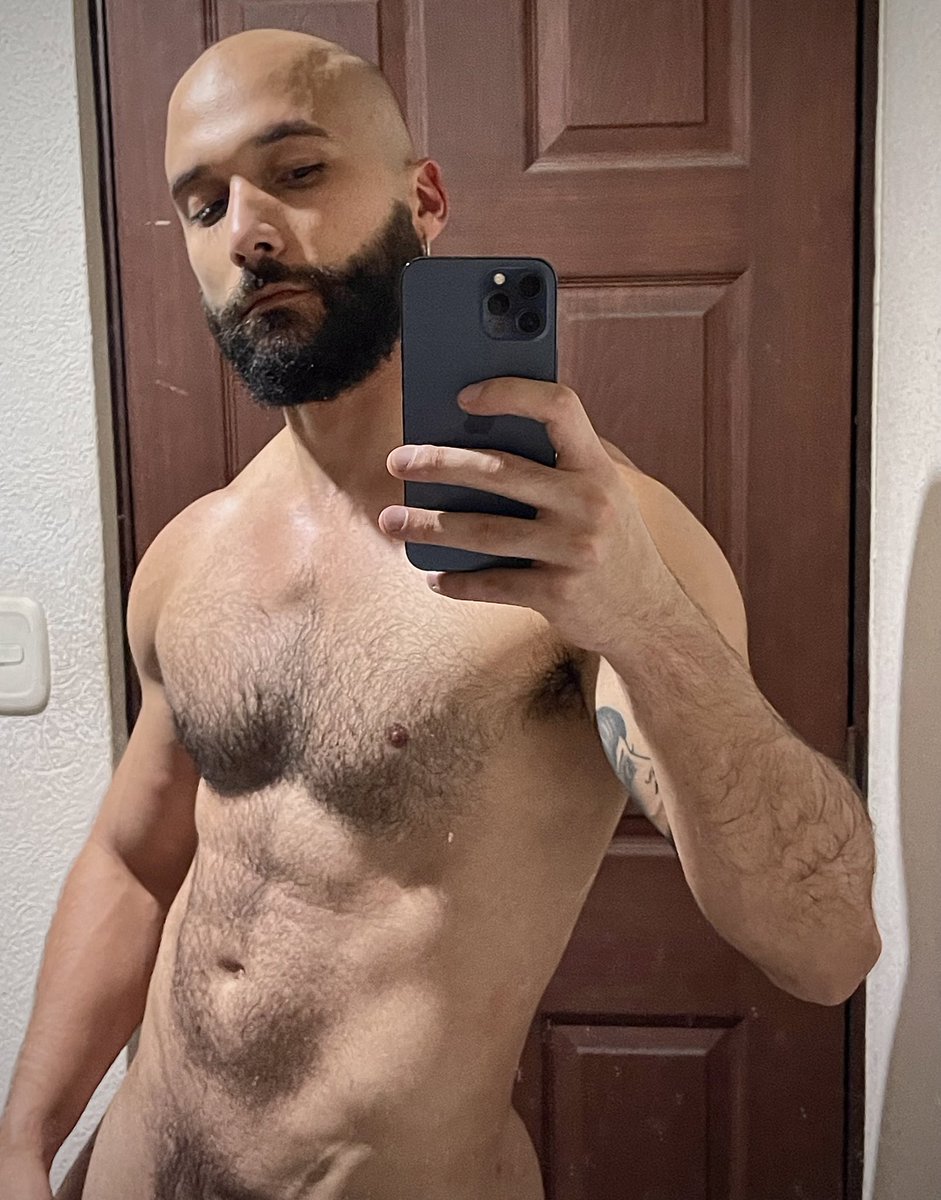 OscarNoguera's tweet photo. Buenas noches 😴💤🌙  
¿Si me queda lo pelon? Bueno no es que tenga mucha opción. Haha 
Me costo quererme así.
Pero ya me gusta! ✨👨🏽‍🦲 https://t.co/3RU2UyygWc