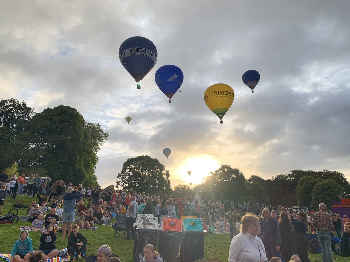 JShipsmith's tweet photo. Amazing! #BristolBalloonFiesta https://t.co/G78HC8wXi6