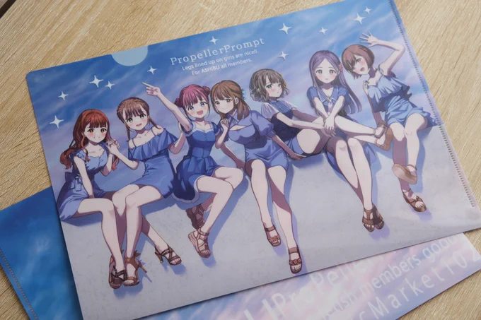 #C102 頒布物紹介 新刊セットに入るグッズが2つ揃いました!  クリアファイルは女の子の背面の空が透けてエモく仕上がりました、過去一可愛くできた気がする マグネットステッカーは屋外対応です、おうちでも冷蔵庫やドアなど色々と貼って楽しんでもらえたら嬉しいです