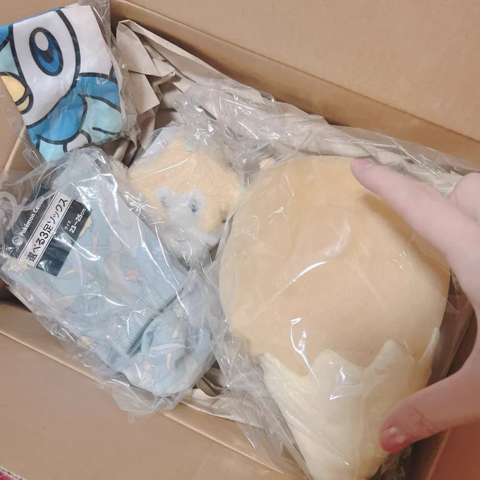 イーブイ尻尾全然サイズ見てなくて可愛い〜こういうの大好きなんだよね〜って軽率に買ったらデカすぎて声に出してデッカ!!!ていっちゃった なにこれわろた 完全にお祭り用商品じゃん 小さいのも出してくれ笑笑笑笑笑