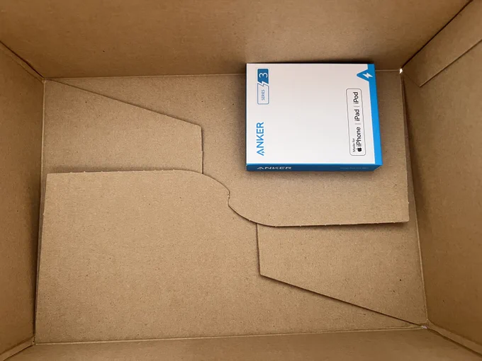 充電ケーブルひとつ頼んだらものすごい包装で送られてきた サイズ的にてっきりメール便かと思ってた