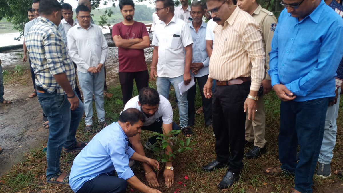 ધરમપુર તાલુકાના મોટી ઢોલડુંગરી ગામે "મારી માટી મારો દેશ"કાર્યક્રમની ઉજવણી કરવામાં આવી. અઘિકારી - પદાધિકારીઓ અને ગ્રામજનએ ઉત્સાહ પુર્વક કાર્યક્રમની ઉજવણી કરી. દેશના વીરોનું સન્માન કરવામાં આવ્યું. વૃક્ષારોપણ કરી અમૃત વાટીકા નું નિર્માણ કરવામાં આવ્યું.
