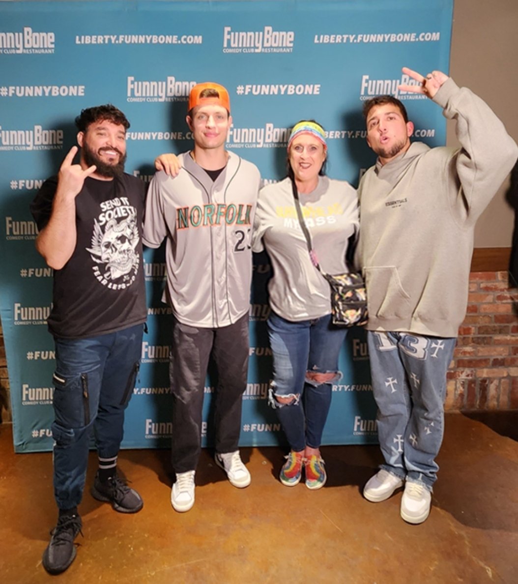 RB041798's tweet photo. @2HauntedHomies @mattrife @jaded_eyes_ Had so much fun tonight with my baby girl ! Lots of laughs were had. Even wore my Burrowhead My Ass shirt in Cincy. #ChiefsKingdom #burrowheadmyass #hauntedhomies https://t.co/KI3USjdLnK