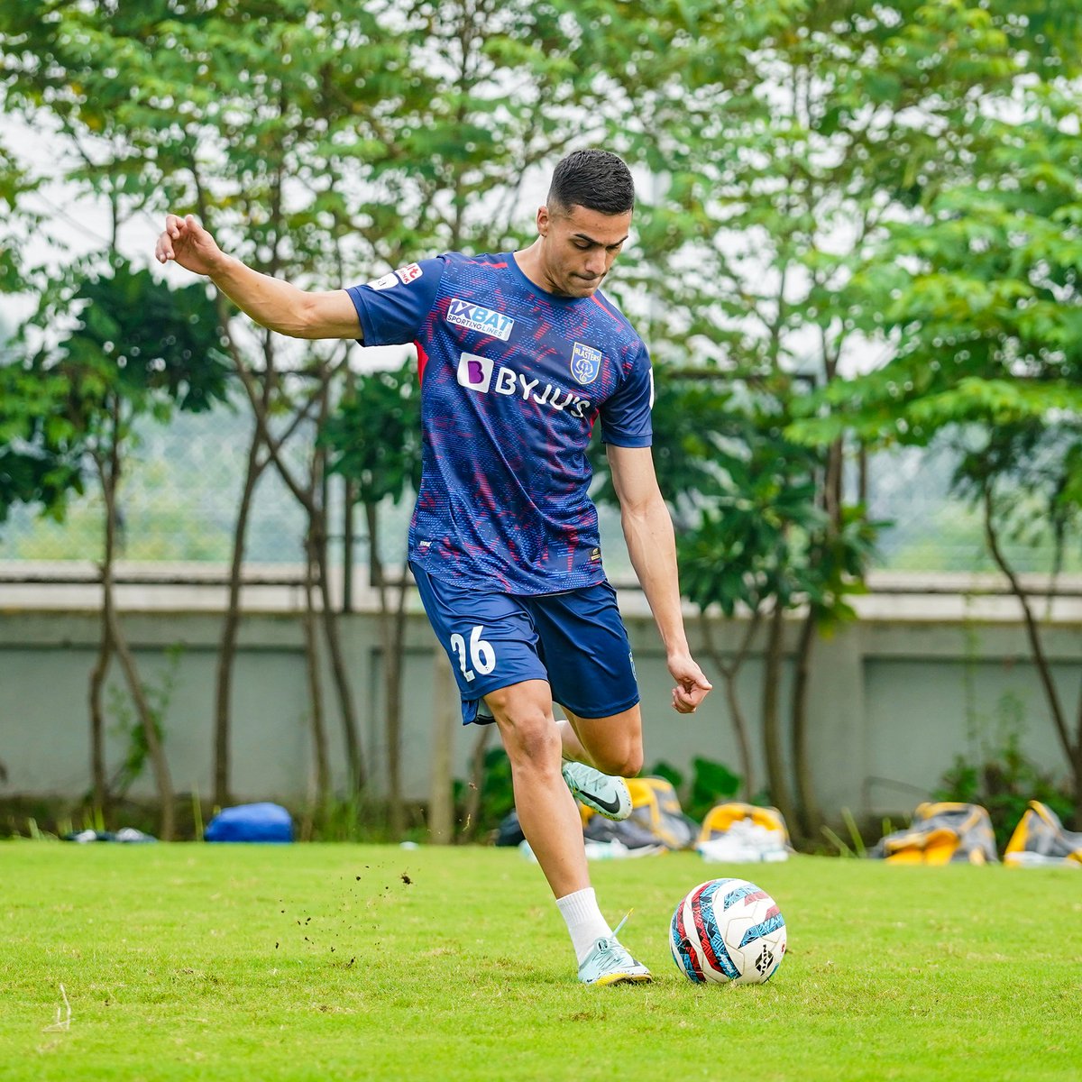 KeralaBlasters's tweet photo. Straight into the hustle! 💪🔥

@_ishanpandita_ #KBFC #KeralaBlasters https://t.co/0adfITJQ2i