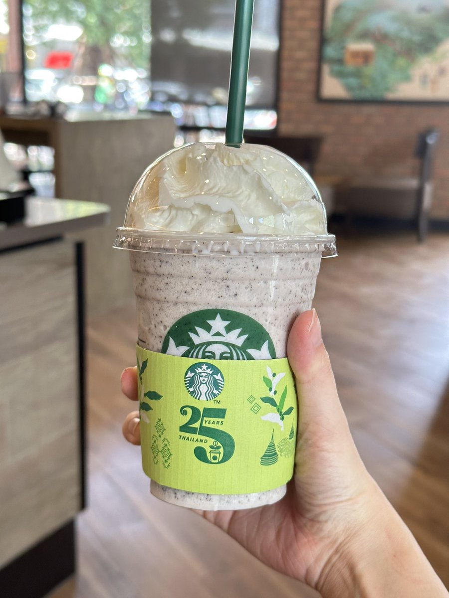 เห็นโพสต์ที่เถียงเรื่องเมนูคล้ายๆคุ้กกี้แอนด์ครีมในสตบ นี่เลยไปลองสั่งมา มันคือวนิลลาครีมปั่นเพิ่มจาวาชิพ ก็ได้อยู่นะ คล้ายไอติมคุ้กกี้แอนด์ครีม หวานๆนัวๆมันๆ