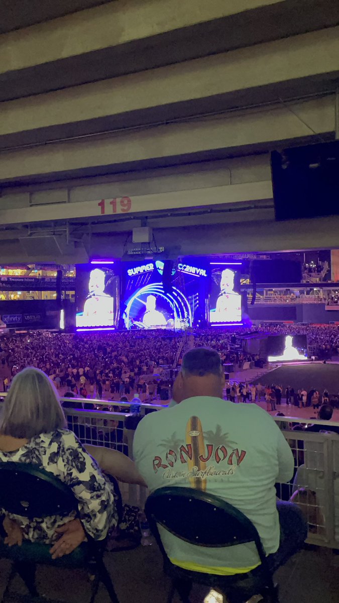 missAP924's tweet photo. @Pink worked at the concert tonight and had to run and grab a snap of you singing my wife and I’s first dance song at our wedding! I was a puddle hearing one of my favorites of all time sing such a special song for us! https://t.co/HwSJnS8JUw