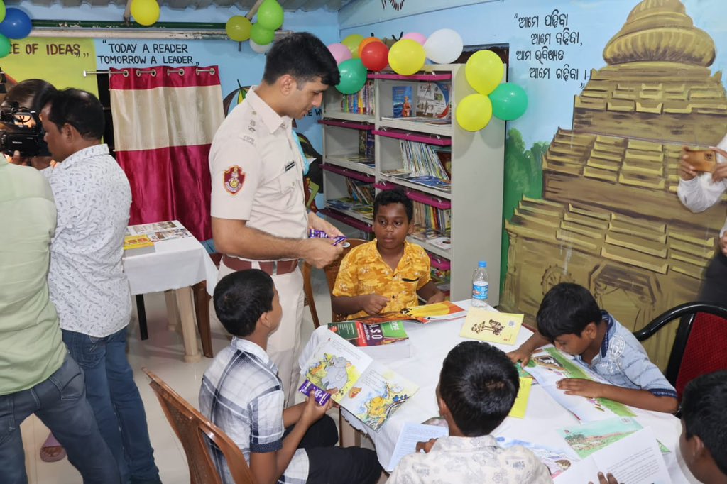 It was a dream to bring a good library to these bright kids of basti in Bhubaneswar. They all have dreams in their eyes . They all are looking for wings to fly.#library #EducationForAll #Bastirapathagar