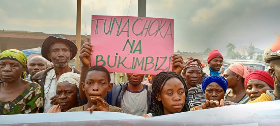 kabumba_justin's tweet photo. #RDC🇨🇩Des centaines des personnes déplacées protestent ce vendredi matin à #Goma pour appeler à la fin des violences dans l’Est de la RDC. Elles réclament notamment aux rebelles du #M23 d���enterrer la hache de guerre. "Nous protestons parce que nous souffrons. Depuis que nous avons fui nos habitations, nos enfants souffrent. Ils n'étudient plus bientôt la rentrée scolaire et nos enfants doivent aller étudier et aussi nous n'avons pas de nourriture. Nous n'avons rien sur nous, c'est un calvaire" dit un manifestant