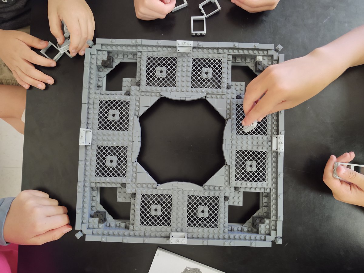 CedricStrapart's tweet photo. Dernière ligne droite du LEGO Camp. C’était un plaisir de voir comment les enfants s’amusaient et s’impliquaient. J’ai été impressionné par leur capacité à imaginer et à créer sans aucune inhibition.🥰#SummerCamp #Inventer #Collaborer #Partager #Samuser #LEGO #LEGOcamp #FIOregon https://t.co/1goytZe2L0