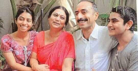 It's very unfortunate that in a country of 135 crore people no one (except few) has time & energy to spend for release and/ or bail of #SanjivBhatt who has already spent 2 1/2 years in jail ! Need of hour is to support his family!

#JusticeforSanjivBhatt 

C/p @VermaDaksha2000