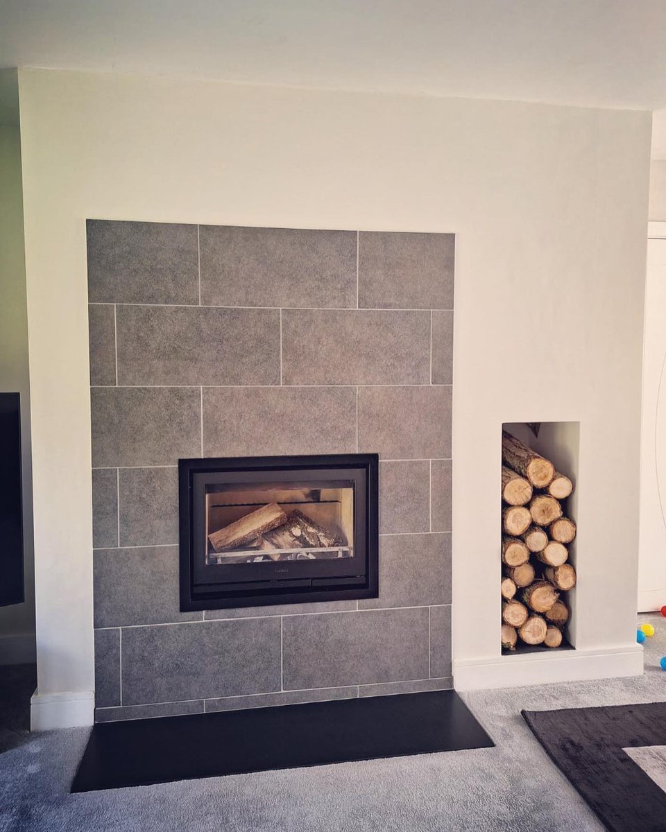 ConturaStoves's tweet image. A Contura i7 waiting to be lit,  and a simple yet elegant log store stocked and ready to fuel it… 🔥

Even with no fire going, @cutmaple_stoves shows how a Contura stove adds character and style to any room. 🪵

#conturastoves #contura #readyforwinter #logs #logstorage