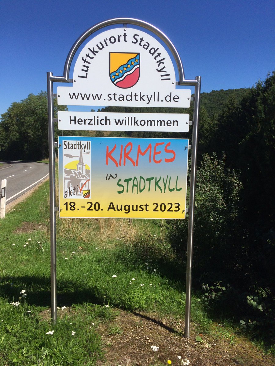 PieterBotman's tweet photo. Heerlijk, zo’n kneuterig Eifel Dorf wo die Zeit hat stil gestehen. Oder so etwas 🙂. #Eifel #OGP2023 #OldtimerGP https://t.co/oE4jS1p4RM
