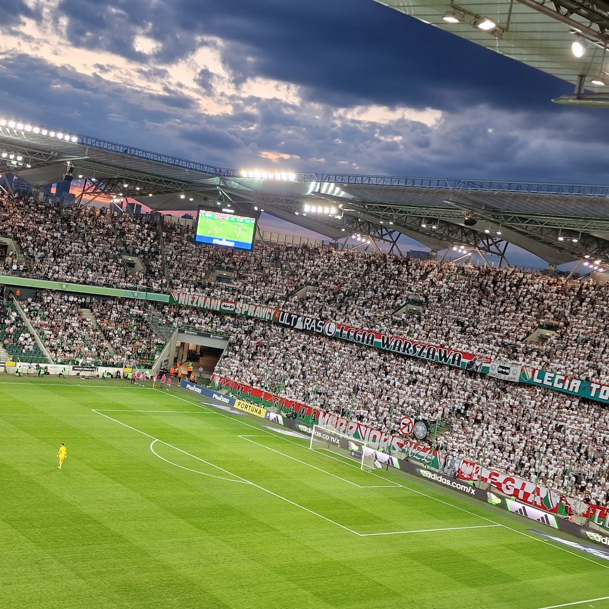 jablkoadama's tweet photo. Po wczorajszym meczu Legii mam kaca (oczywiście takiego bezalk. 🤭). Straszne było to, że drużyna (Austria Wiedeń), która zagrała dość solidnie w obronie i nie jakimś szczególnie mocnym presingiem w ataku, mogła wyautować nas z pucharów już w pierwszym meczu.
#LEGAUS #smuteczek https://t.co/PWojPn3BY7