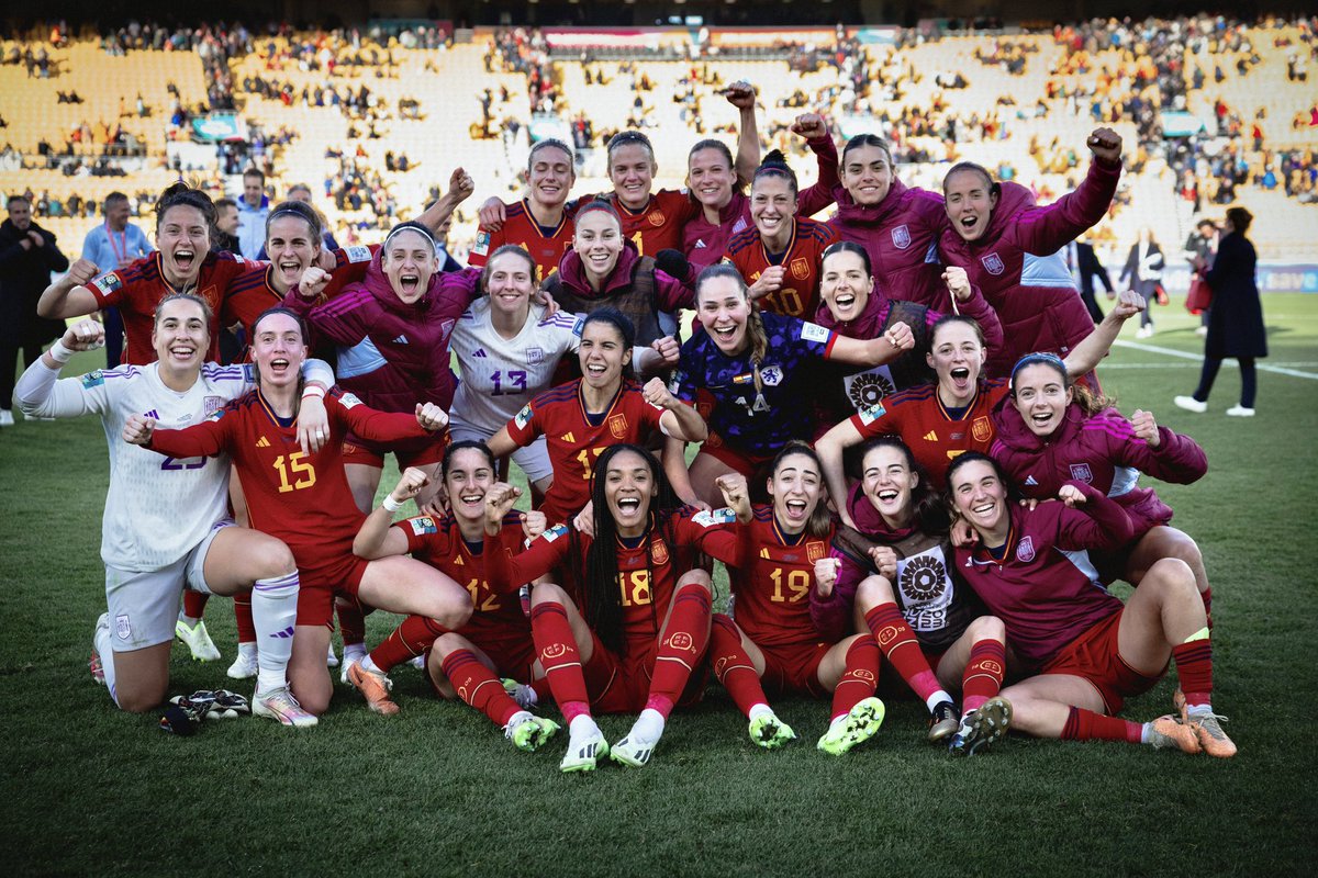 iberdrola's tweet photo. 💪🏼💪🏼 ¡¡VAMOOOSSS!! 💪🏼💪🏼 ¡El SUEÑO de esta noche de verano ya es REALIDAD!
¡¡¡¡ESPAÑA a 𝗦𝗘𝗠𝗜𝗙𝗜𝗡𝗔𝗟𝗘𝗦!!!! 😍
Un partido inolvidable con el que las cracks de la @sefutbolfem ⚽️✨ ya son HISTORIA del fútbol 🇪🇸!
#ConVosotrasAlFindelMundo #EllasJueganSoñamosTodos https://t.co/NmenAqJdZP