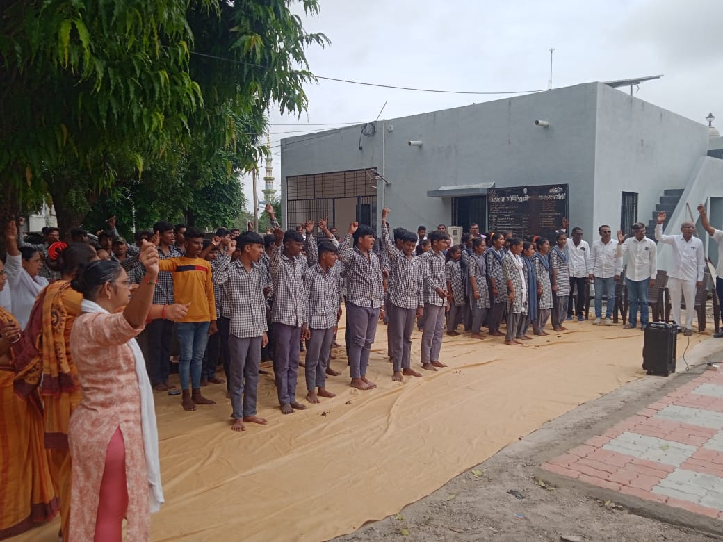 LodhikaPoshan's tweet photo. #MeriMattiMeraDesh 
"મારી માટી,મારો દેશ" અંતર્ગત ઉજવણી તાલુકો લોધિકા ગામ લોધિકા.....
@BhanubenMLA @InfoGujarat @PoshanAbhiyaan @RajkotInfo @DDORAJKOT1 @CollectorRjt @LodhikaTdo @MamRajLodhika @alpa_togadiya https://t.co/uEsyxOOIzA