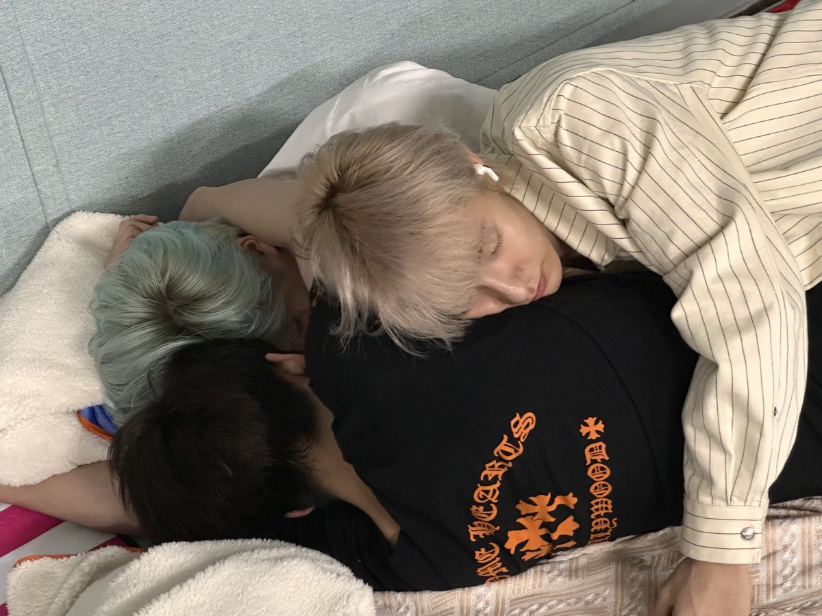 lilpwnjh's tweet photo. 😭😭😭😭😭😭😭😭😭😭😭😭😭 เจโน่แจมินอินจุน นอนกอดกันเป็นก้อนเลย https://t.co/QF6V3PxY0e