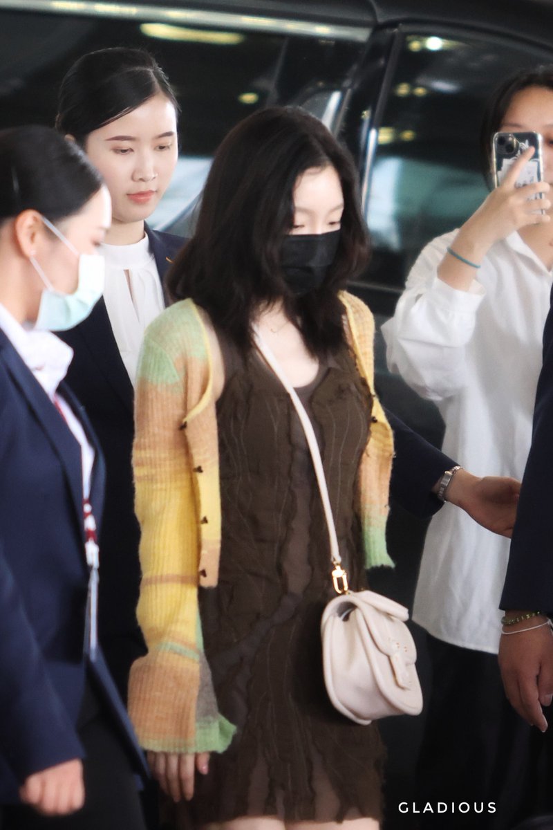 gladiolus8581's tweet photo. 230811 #Taeyeon - BKK Airport 🛬💜
Glad to see you again 😊
#턔연
 #WelcomeTAEYEONtoThailand #TAEYEON_TheODDOfLOVE_in_BKK https://t.co/Nep67Eeshx