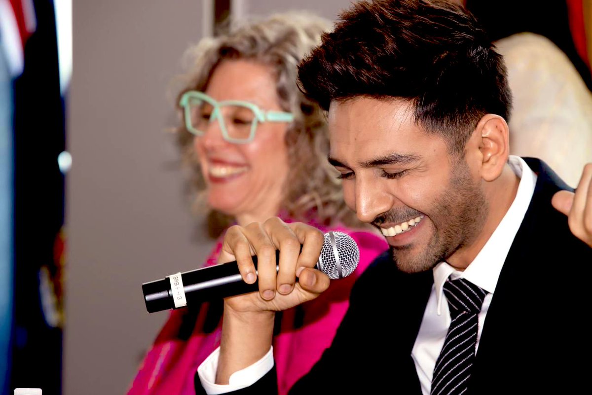 KartikAaryanFan's tweet image. OMG!!! Look at this picture and his smile in it 😍😍😍😍😍🥰🥰🥰🥰🥰🥰

Making the entire globe crush over him ❤️ @TheAaryanKartik at #iifm 

#KartikAaryan