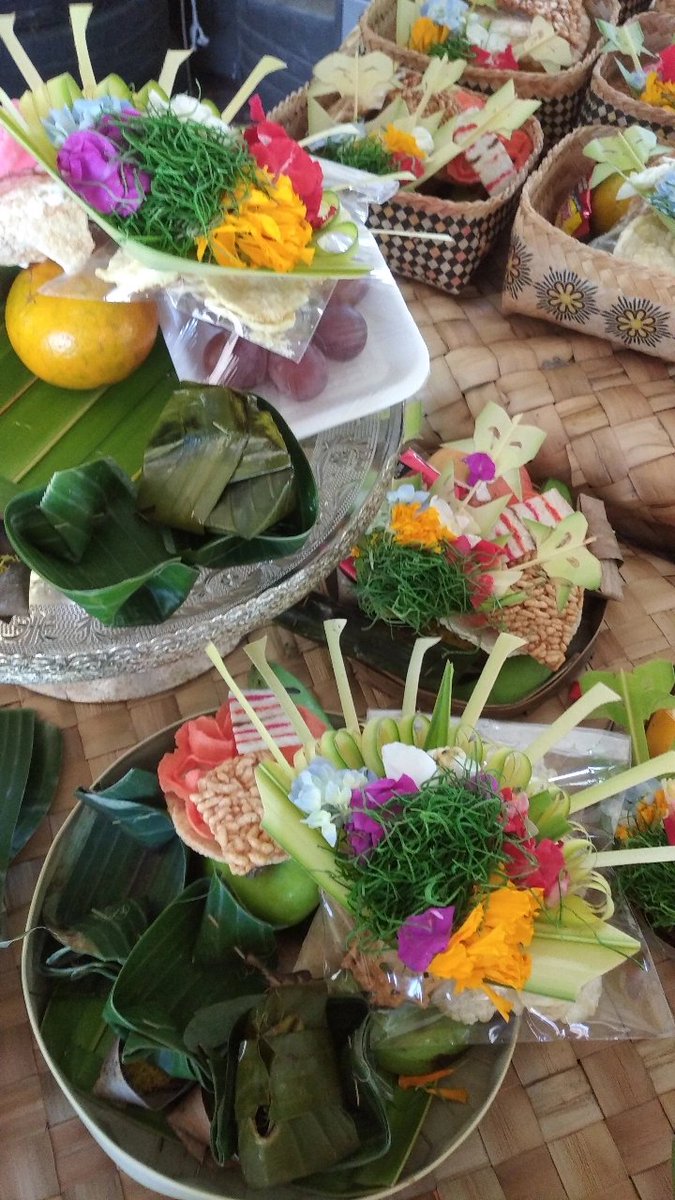 kamalacempaka's tweet photo. Akhirnyaaa💪🤕😷👏😩....
H-1 hari raya Kuningan🙏
Sakitnya dipause dulu....
#bali
#balinese
#offerings
#kuninganday https://t.co/Mqd2u7Hgbb