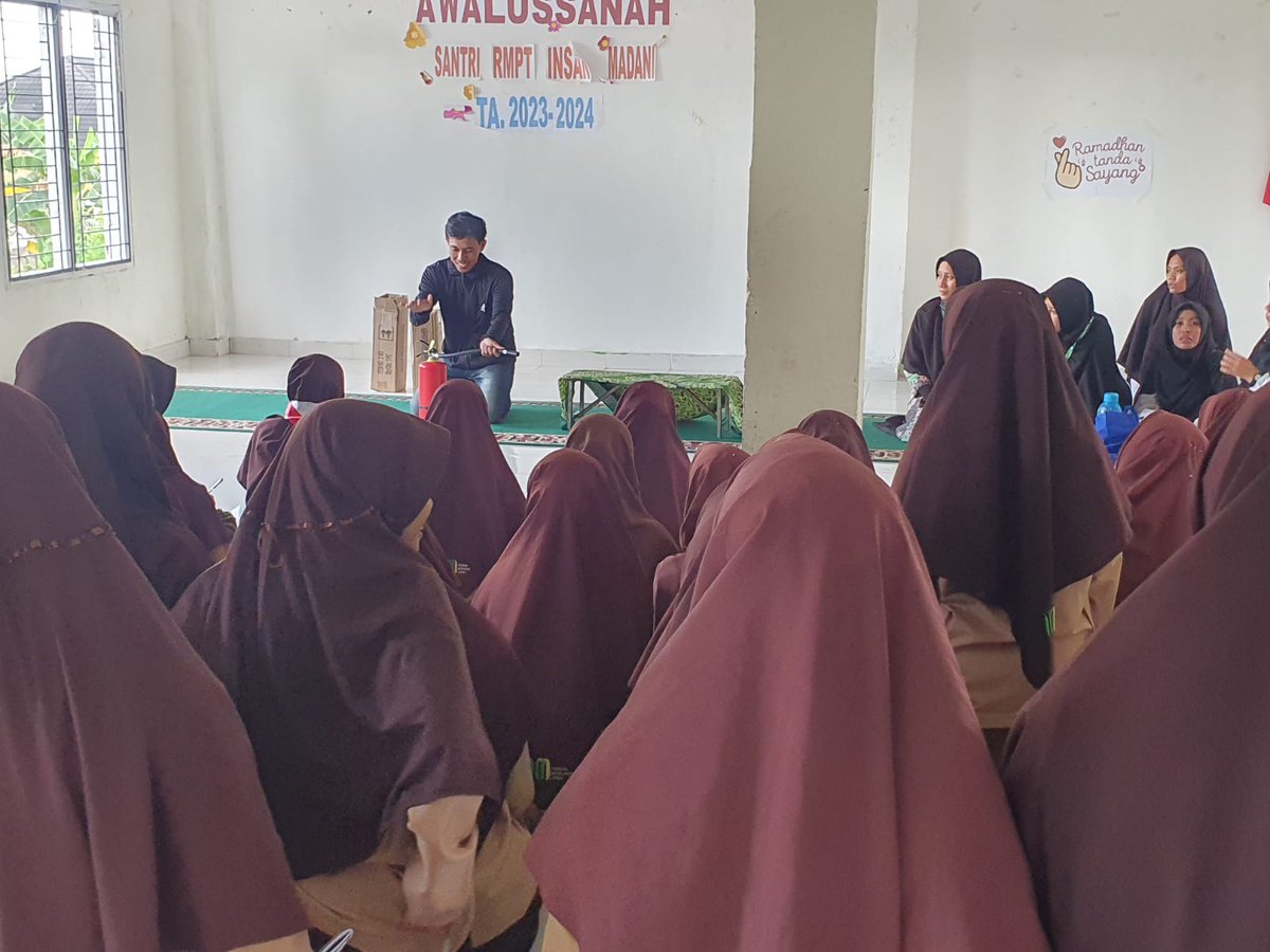 insanmadani_jbi's tweet photo. Langkah kecil untuk keselamatan besar! Bersama-sama kita belajar tentang pencegahan kebakaran dan cara efektif dalam mengatasi situasi darurat.
IN_11
#insanmadanijambi
#layananpendidikan
#BersinergiBerkaryaBermanfaat
#InsanMadaniJambi
#smpinsanmadani
#Zakat
#Ziswaf https://t.co/AXXtZEKiBk