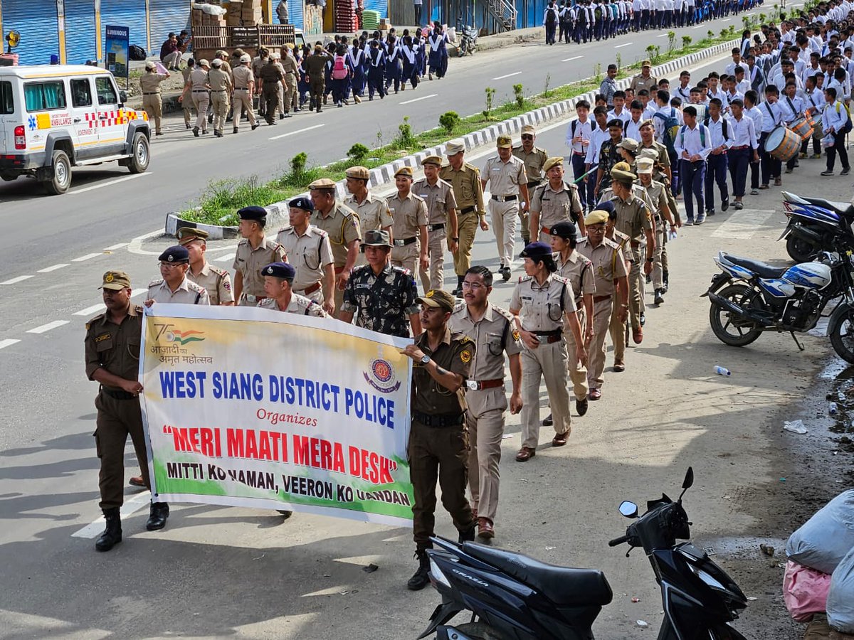 SpAalo's tweet photo. The  West Siang District Police alongwith the students of Govt. Secondary  School Aalo, organized special March/Procession to observe “MERI MAATI  MERA DESH” on the eve of Azadi Ka Amrit Mahotsav celebration.
@merimatimeradesh @azadikaamritmahotsav @DgpPradesh https://t.co/2uWG7frCho