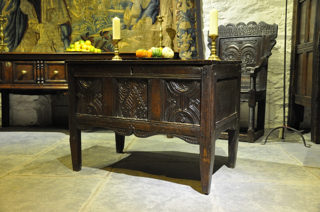jackie_simonini's tweet image. A rare late tudor english oak counter table. Circa 1580. 

rb.gy/cp9vt

#countertable #oakcountertable #antiqueoaktable #antique #furniture #interiordesign