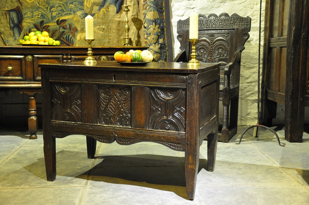A rare late tudor english oak counter table. Circa 1580. 

rb.gy/cp9vt

#countertable #oakcountertable #antiqueoaktable #antique #furniture #interiordesign